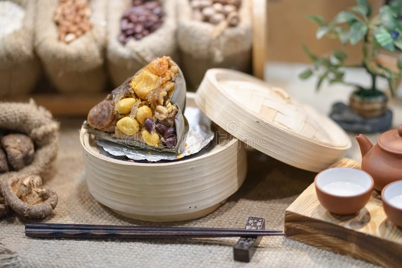 Klimp för klibbiga ris, mjuk fokus I den kinesiska appellen Zongzi Zongzi är en traditionell kinesisk rismaträtt som göras av sto royaltyfri bild Klimp för klibbiga ris, mjuk fokus I den kinesiska appellen Zongzi Zongzi är en traditionell kinesisk rismaträtt som göras av sto royaltyfri bild