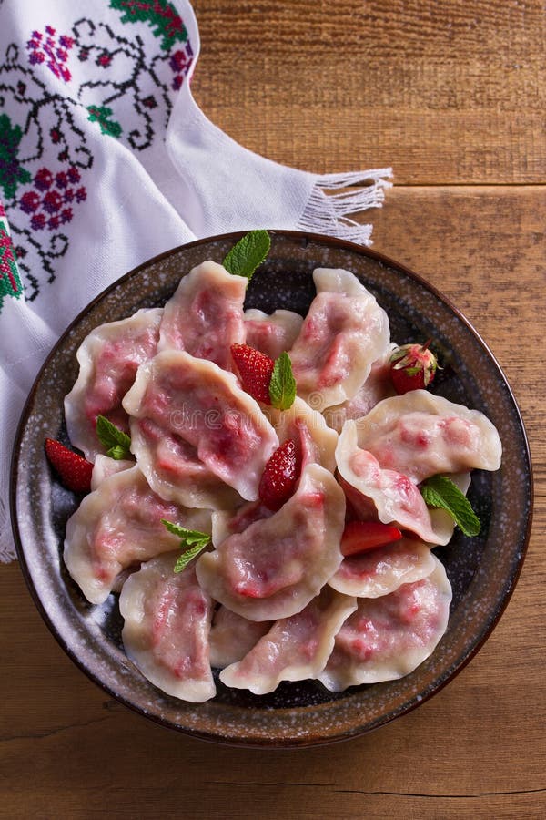 Klimpar som fylls med jordgubbar Pierogi som är varenyky, vareniki som är pyrohy - klimpar med fyllning fotografering för bildbyråer Klimpar som fylls med jordgubbar Pierogi som är varenyky, vareniki som är pyrohy - klimpar med fyllning fotografering för bildbyråer