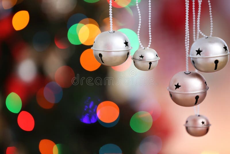 Klingelglocken auf unscharfem Weihnachtslichthintergrund, lizenzfreie stockfotos Klingelglocken auf unscharfem Weihnachtslichthintergrund, lizenzfreie stockfotos