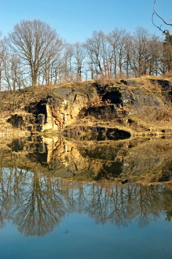 Klif bij een vijver met reflectie stock foto