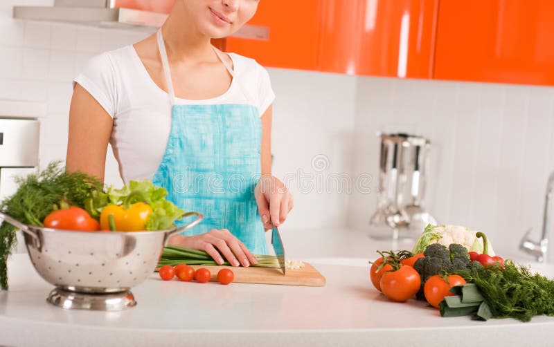 Klippa den inre kökgrönsakkvinnan arkivfoto