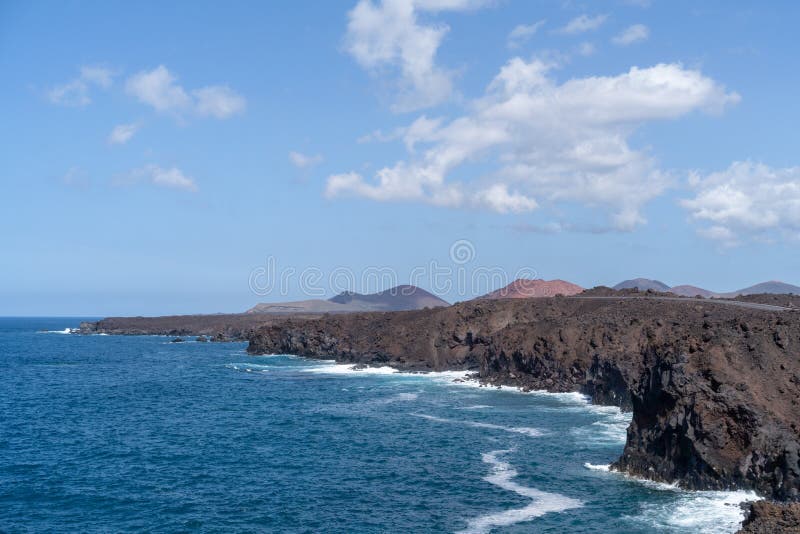 Klippen in Los Hervideros, Lanzarote, Canarische Eilanden, Spanje royalty-vrije stock afbeeldingen Klippen in Los Hervideros, Lanzarote, Canarische Eilanden, Spanje royalty-vrije stock afbeeldingen