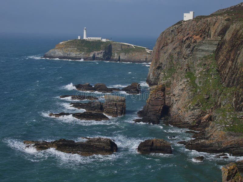 Klippen mit Südstapel-Leuchtturm, Wales lizenzfreies stockbild Klippen mit Südstapel-Leuchtturm, Wales lizenzfreies stockbild
