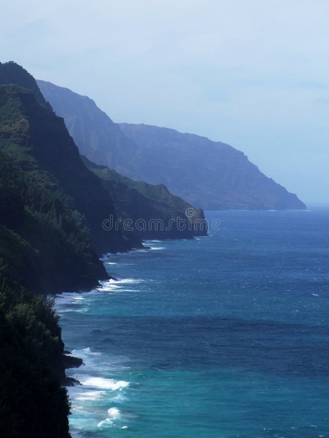 Klippen op de Kalalau-Sleep, Kauai, Hawaï royalty-vrije stock afbeelding Klippen op de Kalalau-Sleep, Kauai, Hawaï royalty-vrije stock afbeelding