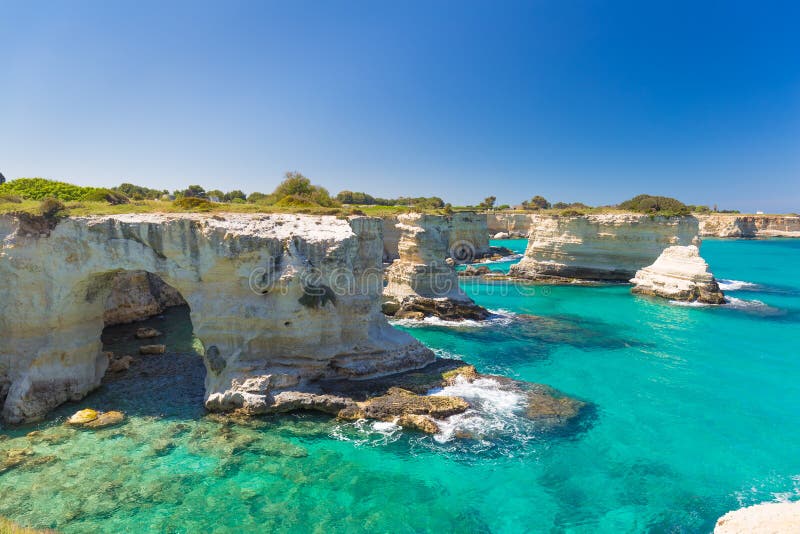 Klippen Torre Sant Andrea, Salento-Halbinsel, Apulien-Region, südlich von Italien stockbild Klippen Torre Sant Andrea, Salento-Halbinsel, Apulien-Region, südlich von Italien stockbild