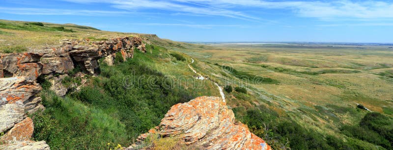 Klippor på Huvud-Slå-i buffeln hoppar den UNESCOvärldsHertiage platsen, Alberta, ny panorama