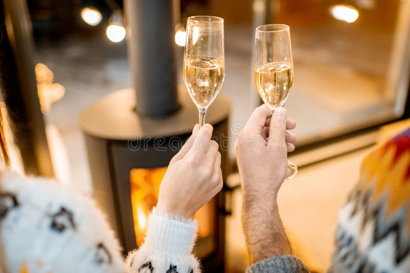 Klirra exponeringsglas med mousserande vin hemma royaltyfria foton Klirra exponeringsglas med mousserande vin hemma royaltyfria foton