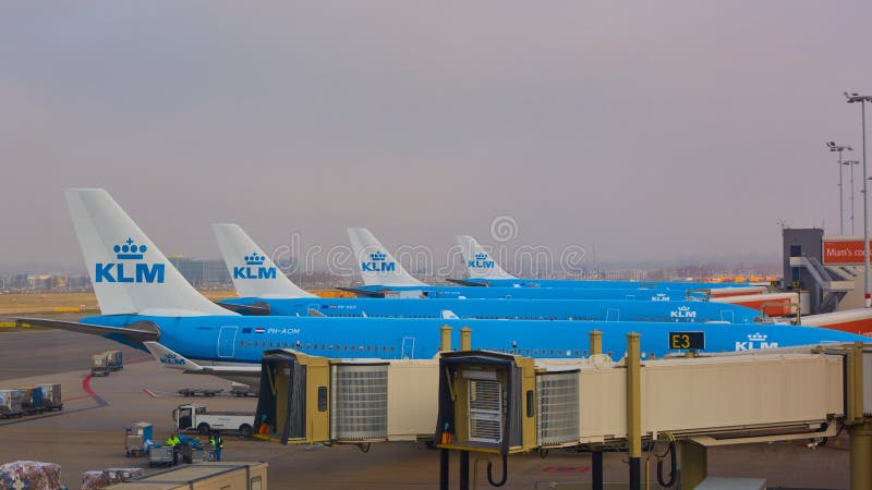 KLM hebluje ładującego przy Schiphol lotniskiem amsterdam holandie zdjęcia stock KLM hebluje ładującego przy Schiphol lotniskiem amsterdam holandie zdjęcia stock