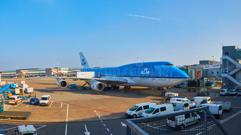 KLM hebluje ładującego przy Schiphol lotniskiem amsterdam holandie zdjęcie stock KLM hebluje ładującego przy Schiphol lotniskiem amsterdam holandie zdjęcie stock
