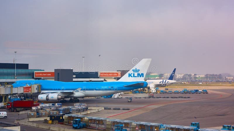 KLM spiana il carico all'aeroporto di Schiphol Amsterdam, Paesi Bassi fotografia stock libera da diritti KLM spiana il carico all'aeroporto di Schiphol Amsterdam, Paesi Bassi fotografia stock libera da diritti