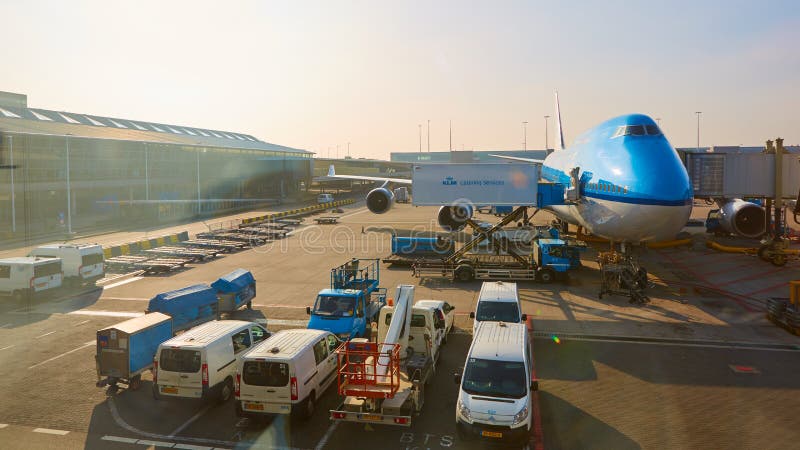 KLM-vliegtuig die bij Schiphol Luchthaven worden geladen Amsterdam, Nederland royalty-vrije stock foto's KLM-vliegtuig die bij Schiphol Luchthaven worden geladen Amsterdam, Nederland royalty-vrije stock foto's