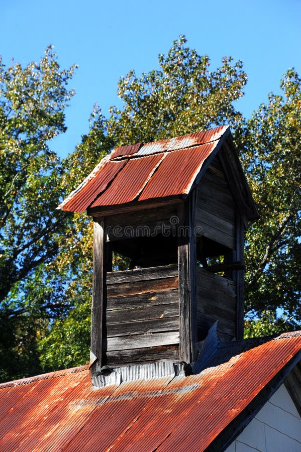 Klocka torn på Tin Roofed Church royaltyfria bilder