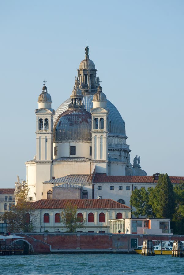 Klockatornet och kupolen av domkyrkan av Jultomten-Maria-della-Salyute mot bakgrunden av den blåa himlen Venedig royaltyfria bilder Klockatornet och kupolen av domkyrkan av Jultomten-Maria-della-Salyute mot bakgrunden av den blåa himlen Venedig royaltyfria bilder