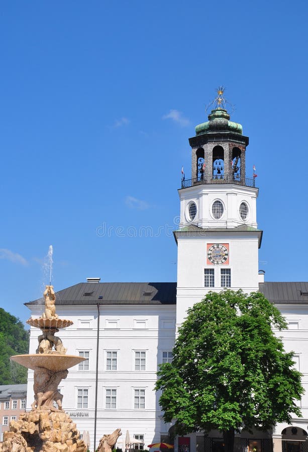 Download Klockspeltorn Av Den Nya Uppehållet I Salzburg Fotografering för Bildbyråer - Bild av turism, kyrka: 37349479