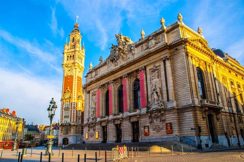 Klockstapel och operahus av Lille royaltyfri foto Klockstapel och operahus av Lille royaltyfri foto
