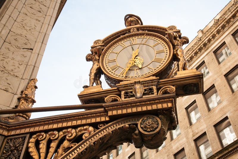 Klok buiten het inbouwen van Pittsburgh, PA royalty-vrije stock afbeeldingen Klok buiten het inbouwen van Pittsburgh, PA royalty-vrije stock afbeeldingen