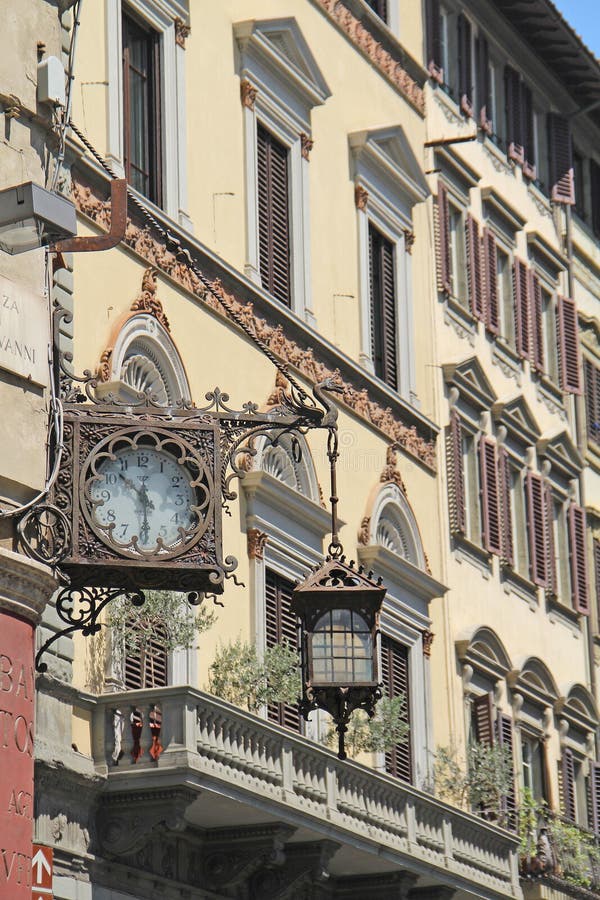 Klok en lantaarn in Florence stock afbeelding Klok en lantaarn in Florence stock afbeelding