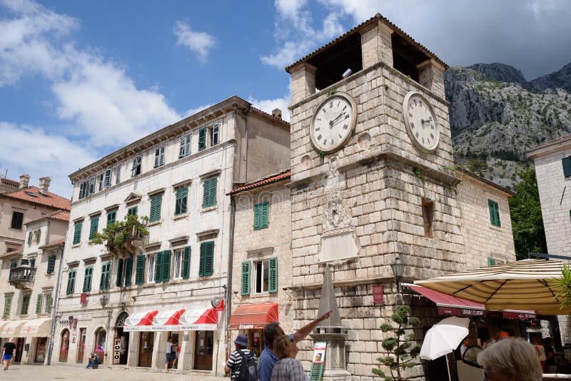 Klokketoren op vierkant van wapens in Kotor, Montenegro stock foto's Klokketoren op vierkant van wapens in Kotor, Montenegro stock foto's