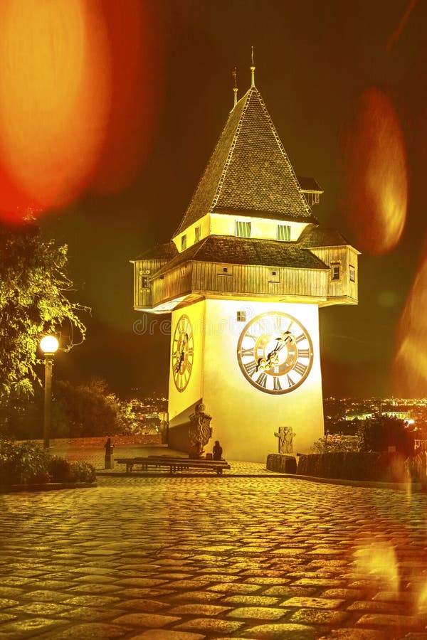 Klokketoren Uhrturm in Graz Stiermarken, Oostenrijk royalty-vrije stock foto Klokketoren Uhrturm in Graz Stiermarken, Oostenrijk royalty-vrije stock foto