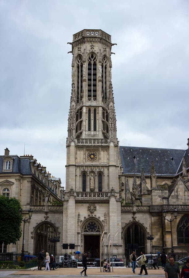 Klokketoren van de kerk Heilige Germain l ‚Auxerrois in Parijs, Frankrijk, 25 Juni, 2013 stock afbeelding Klokketoren van de kerk Heilige Germain l ‚Auxerrois in Parijs, Frankrijk, 25 Juni, 2013 stock afbeelding