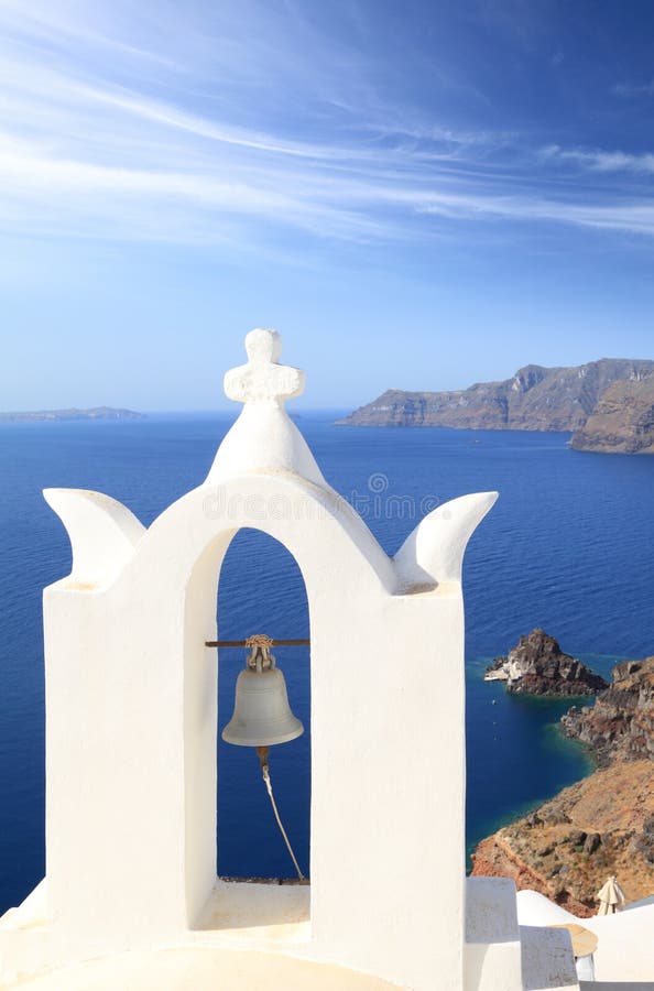 Klokketoren van klassieke kerk van Santorini-eiland royalty-vrije stock afbeelding