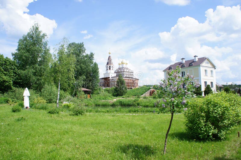 Klooster in het gebied van Moskou, dichtbij de holtempel van Heilige GreatMartyr Demetrios stock afbeelding Klooster in het gebied van Moskou, dichtbij de holtempel van Heilige GreatMartyr Demetrios stock afbeelding