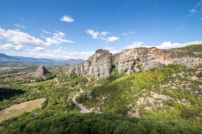 Klooster van St Nicholas Anapavsa en Varlaam-Kloosterpanorama, Meteora-Kloosters, Trikala, Thessaly, Griekenland royalty-vrije stock fotografie Klooster van St Nicholas Anapavsa en Varlaam-Kloosterpanorama, Meteora-Kloosters, Trikala, Thessaly, Griekenland royalty-vrije stock fotografie