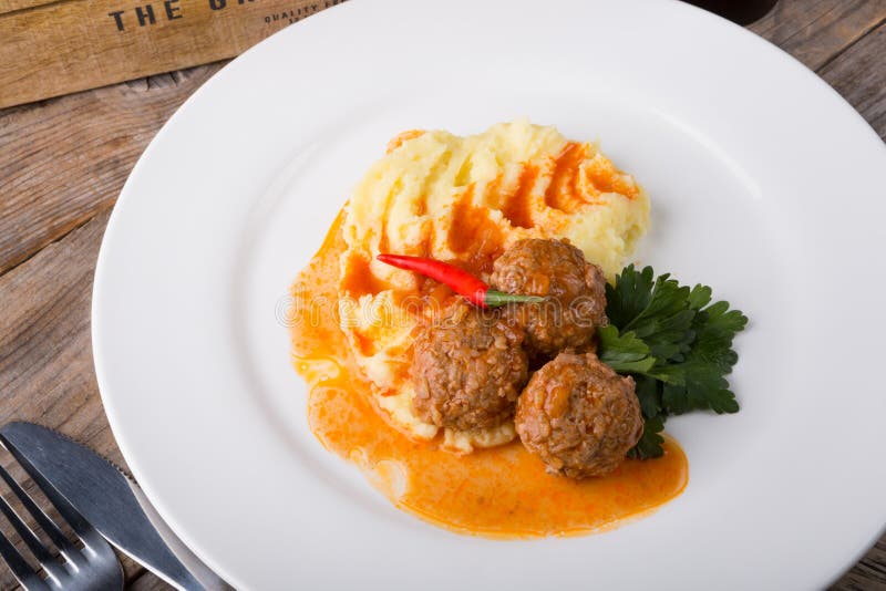 Klopsiki słuzyć z puree ziemniaczane zdjęcia royalty free Klopsiki słuzyć z puree ziemniaczane zdjęcia royalty free