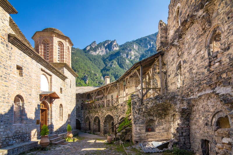 Kloster av Agios Dionysios i Olympus, Grekland royaltyfri foto Kloster av Agios Dionysios i Olympus, Grekland royaltyfri foto