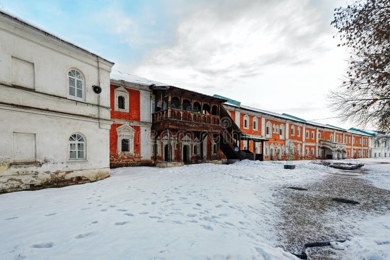 Kloster- celler av den forntida kristna kloster russia yaroslavl fotografering för bildbyråer Kloster- celler av den forntida kristna kloster russia yaroslavl fotografering för bildbyråer