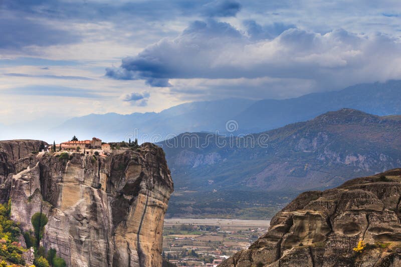Kloster der Heiligen Dreifaltigkeit I in Meteora, Griechenland lizenzfreie stockfotos Kloster der Heiligen Dreifaltigkeit I in Meteora, Griechenland lizenzfreie stockfotos