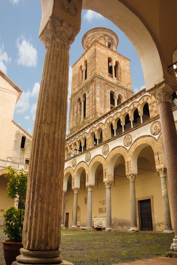 Kloster und Glockenturm Kathedrale, Salerno Italien stockbilder Kloster und Glockenturm Kathedrale, Salerno Italien stockbilder