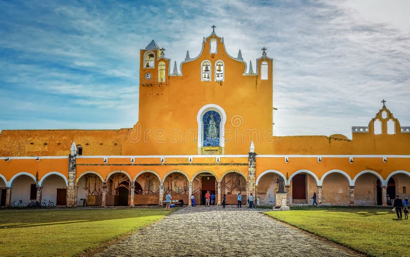 Klosterbasilika av San Antonio de Padua, Izamal, Mexico royaltyfria bilder Klosterbasilika av San Antonio de Padua, Izamal, Mexico royaltyfria bilder
