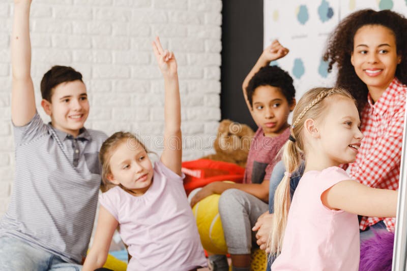 Kluge Kinder während der Lektion stockfotografie Kluge Kinder während der Lektion stockfotografie