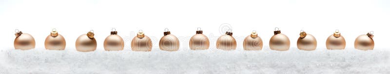 Klumpa ihop sig sammansättning för det nya året för jul med snölinjen vitbackg royaltyfri bild