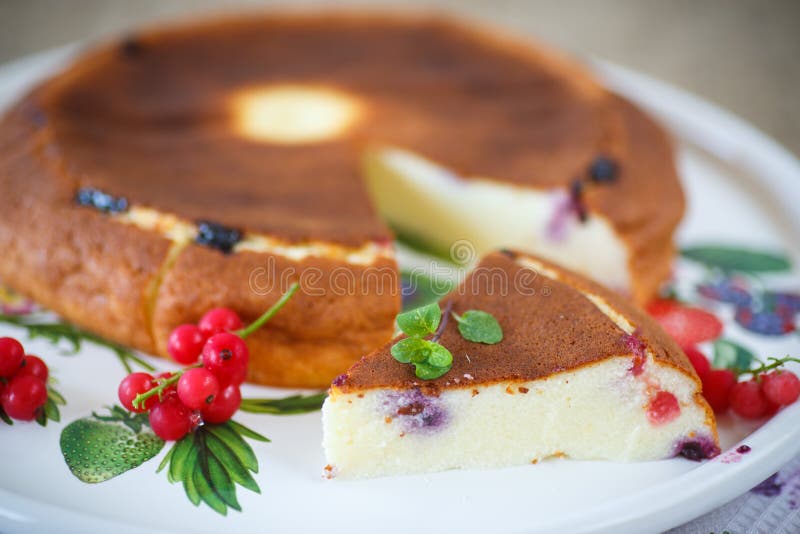 Klumpenpudding mit Beeren lizenzfreie stockbilder Klumpenpudding mit Beeren lizenzfreie stockbilder