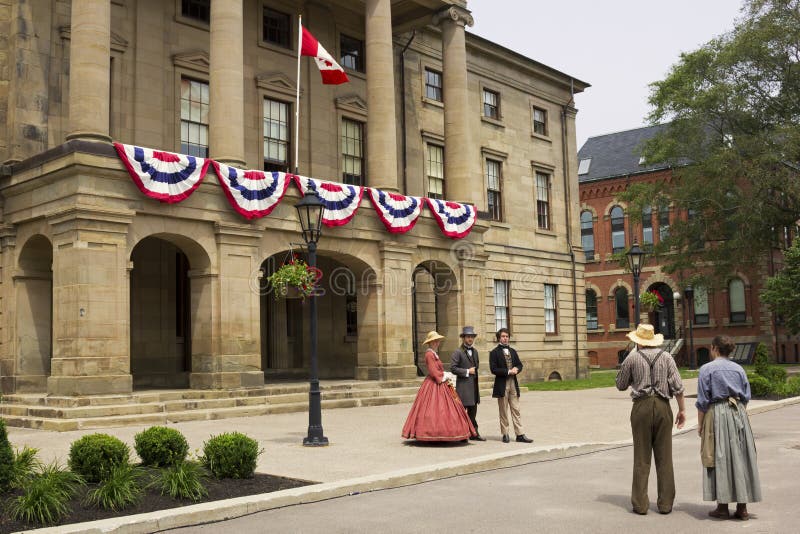 Klädda skådespelare framme av landskaphuset i Charlottetown royaltyfri foto Klädda skådespelare framme av landskaphuset i Charlottetown royaltyfri foto