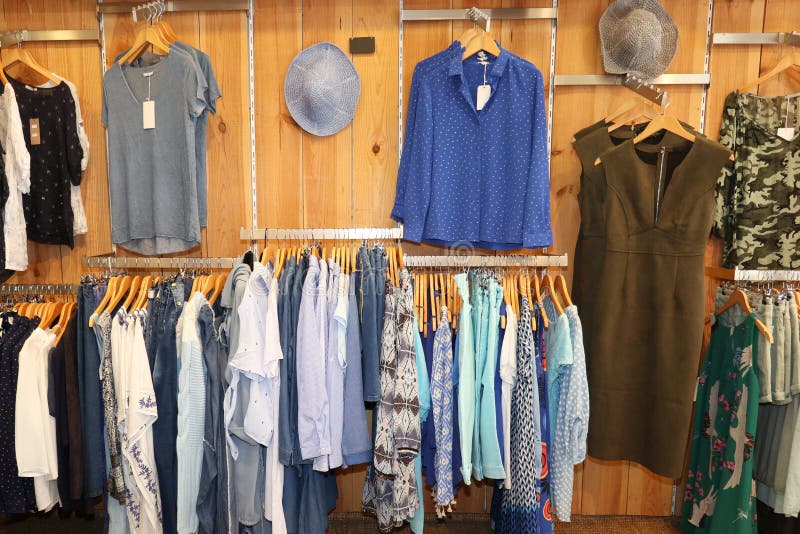 kläder som hänger på kuggen i inre sikt för boutique av kvinnaklädlagret royaltyfria foton kläder som hänger på kuggen i inre sikt för boutique av kvinnaklädlagret royaltyfria foton