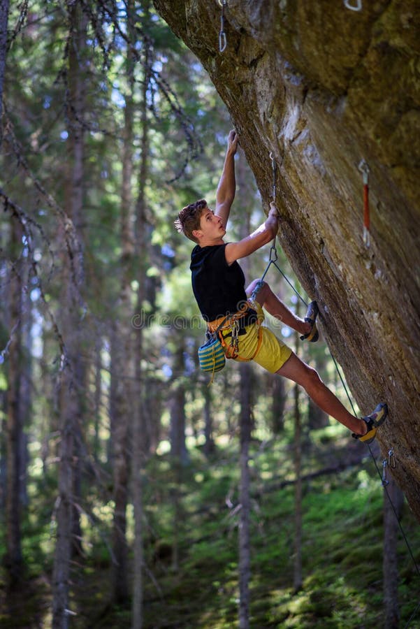 klängande rock för klippaklättrare till Sport- och aktivlivbegrepp Frihet risk royaltyfri foto klängande rock för klippaklättrare till Sport- och aktivlivbegrepp Frihet risk royaltyfri foto
