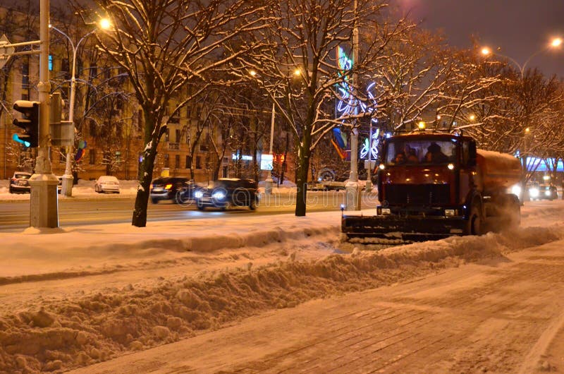 Klärung die Straßen vom Schnee nach Schneefälle stockfotos Klärung die Straßen vom Schnee nach Schneefälle stockfotos