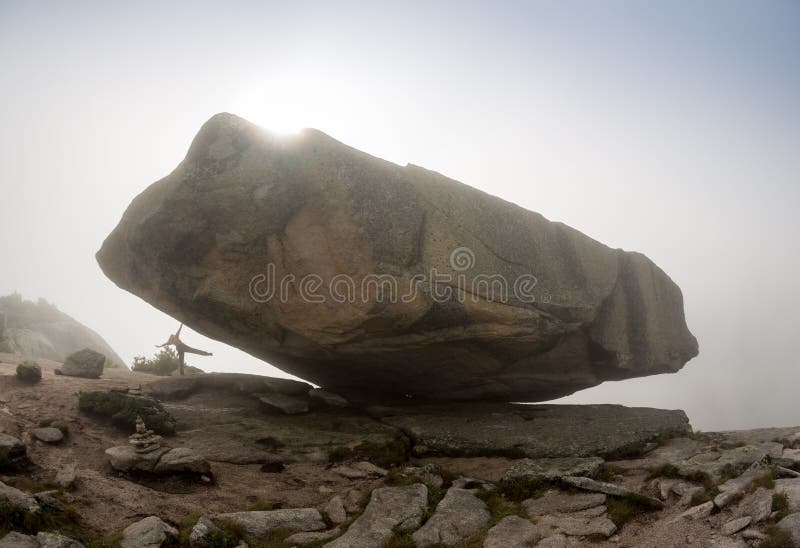 Klättraren bouldering i natur Flickaklättringar på en stor sten Kvinna som utomhus gör sportar Idrottsman nen är förlovad i aktiv fotografering för bildbyråer Klättraren bouldering i natur Flickaklättringar på en stor sten Kvinna som utomhus gör sportar Idrottsman nen är förlovad i aktiv fotografering för bildbyråer