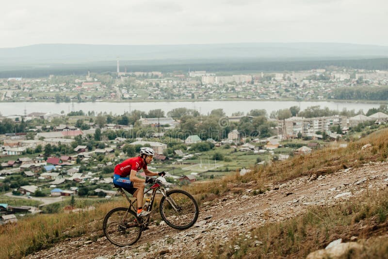 klättring för ridning för cyklistbergcyklist brant royaltyfria foton klättring för ridning för cyklistbergcyklist brant royaltyfria foton