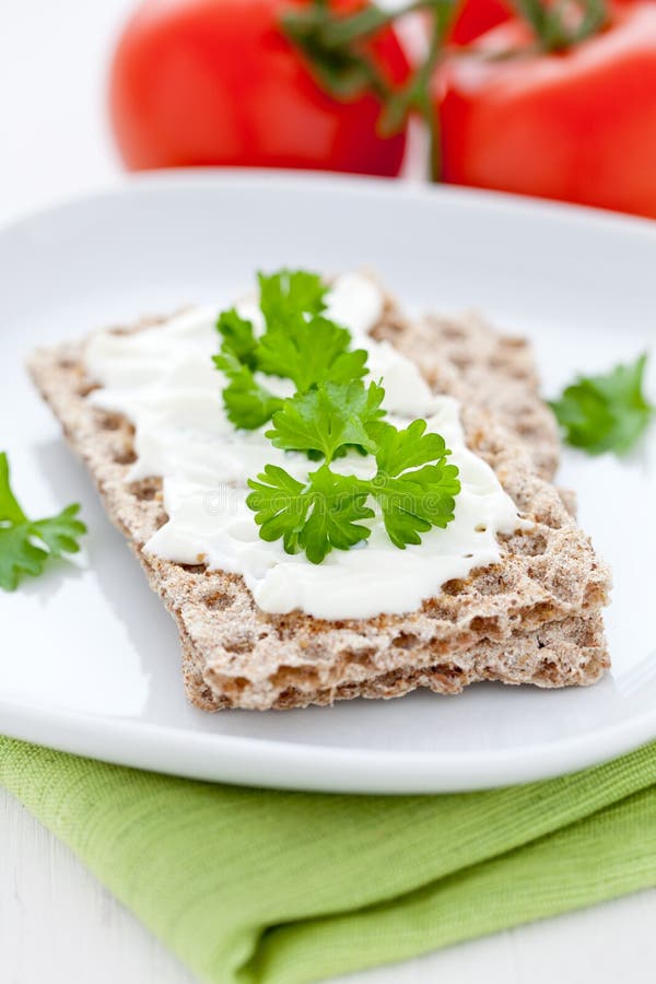 Knäckebrot Mit Quark Und Petersilie Stockbild - Bild von petersilie ...