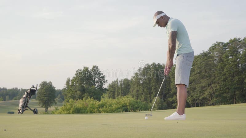 Knap mensen speelgolf van het Middenoosten op het golfgebied De vrije tijd van de zomer stock footage Knap mensen speelgolf van het Middenoosten op het golfgebied De vrije tijd van de zomer stock footage