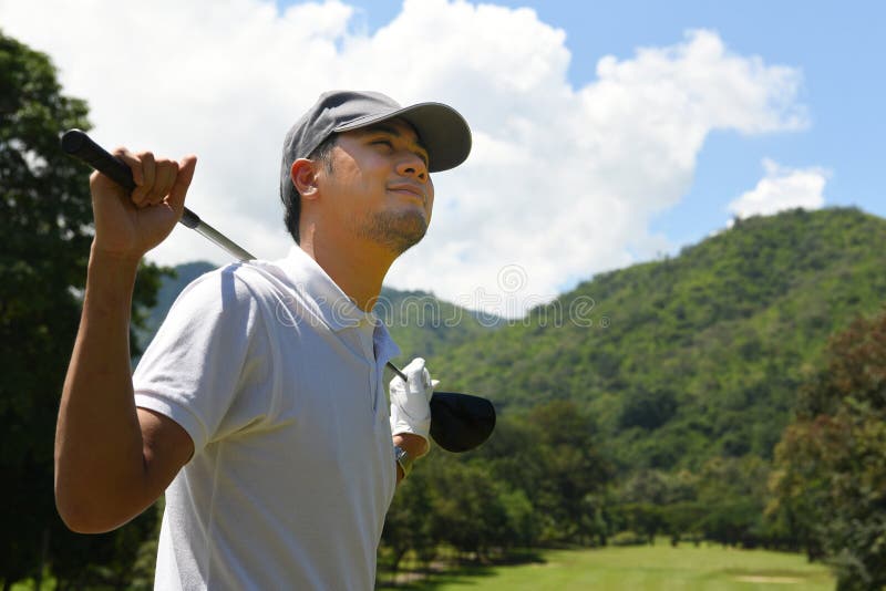 Knappe jonge Aziatische mensengolfspeler met golfclub stock foto's Knappe jonge Aziatische mensengolfspeler met golfclub stock foto's