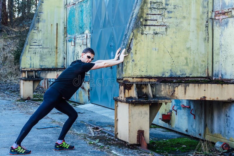 Knappe jonge mens, agent het streching op muur en deur Fitness, training, sport, levensstijlconcept royalty-vrije stock fotografie Knappe jonge mens, agent het streching op muur en deur Fitness, training, sport, levensstijlconcept royalty-vrije stock fotografie