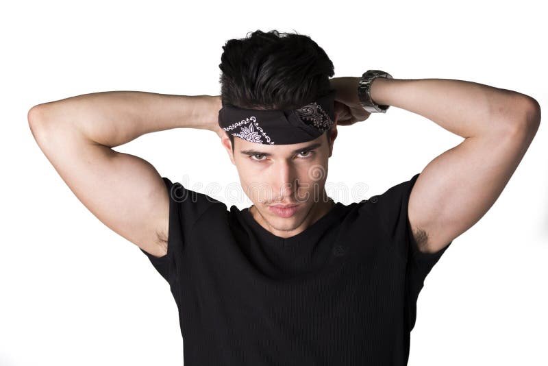 Knappe jonge mens die op hoofdband zetten stock foto Knappe jonge mens die op hoofdband zetten stock foto