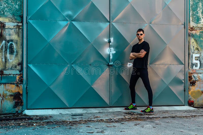 Knappe jonge mensenagent die zich voor deur met zonnebril bevinden Fitness, training, sport, levensstijlconcept stock foto Knappe jonge mensenagent die zich voor deur met zonnebril bevinden Fitness, training, sport, levensstijlconcept stock foto