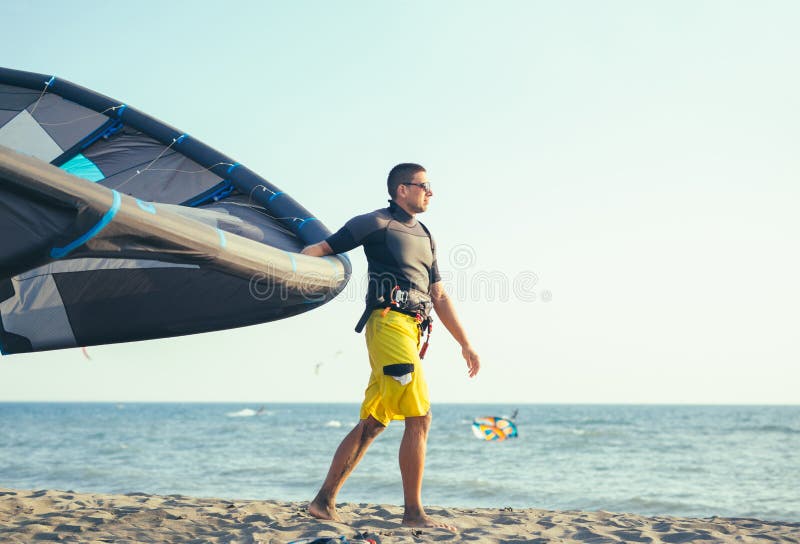 Knappe Kaukasische mensen professionele surfer die zich in wetsuit bevinden royalty-vrije stock afbeelding Knappe Kaukasische mensen professionele surfer die zich in wetsuit bevinden royalty-vrije stock afbeelding