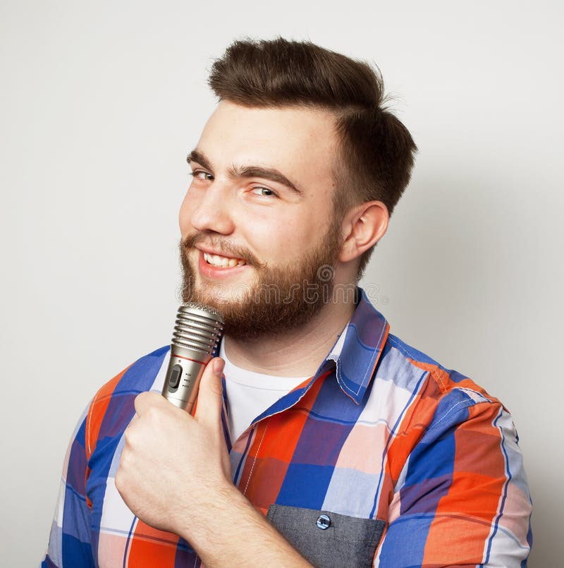 Knappe man met baard die met microfoon zingt royalty-vrije stock foto